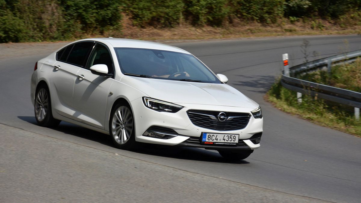 Ojetý Opel Insignia 2.0 Turbo 4×4 jezdí parádně a proti Superbu nebo Passatu výrazně ušetříte. Jeden strašák tu ale je
